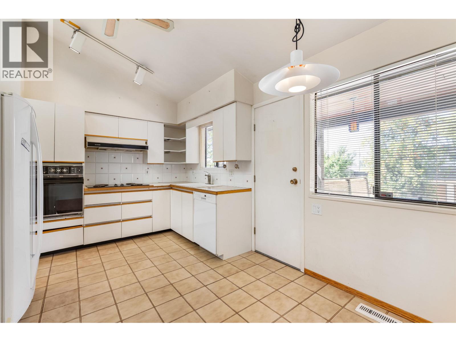 2019 Paulus Crescent, Burnaby, British Columbia  V5A 2M2 - Photo 7 - R3158018