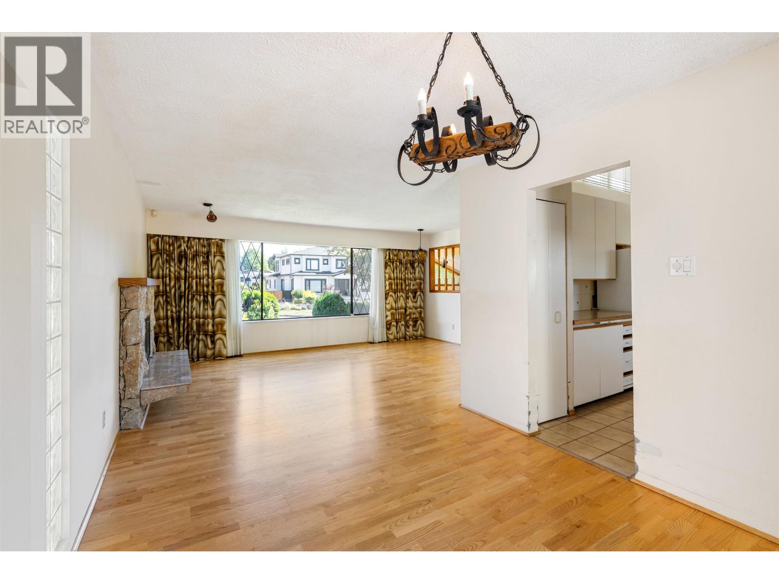 2019 Paulus Crescent, Burnaby, British Columbia  V5A 2M2 - Photo 5 - R3158018