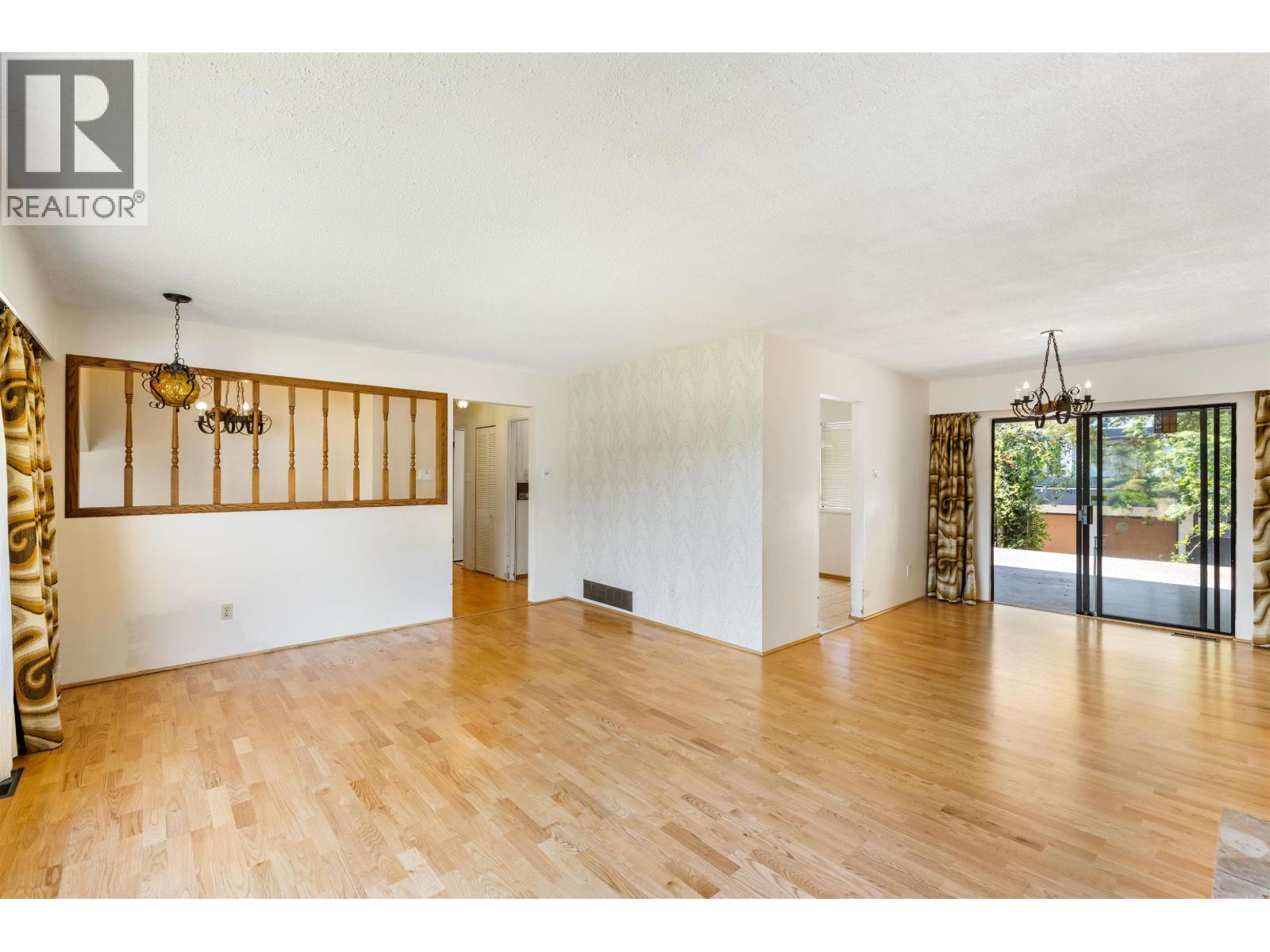 2019 Paulus Crescent, Burnaby, British Columbia  V5A 2M2 - Photo 6 - R3158018