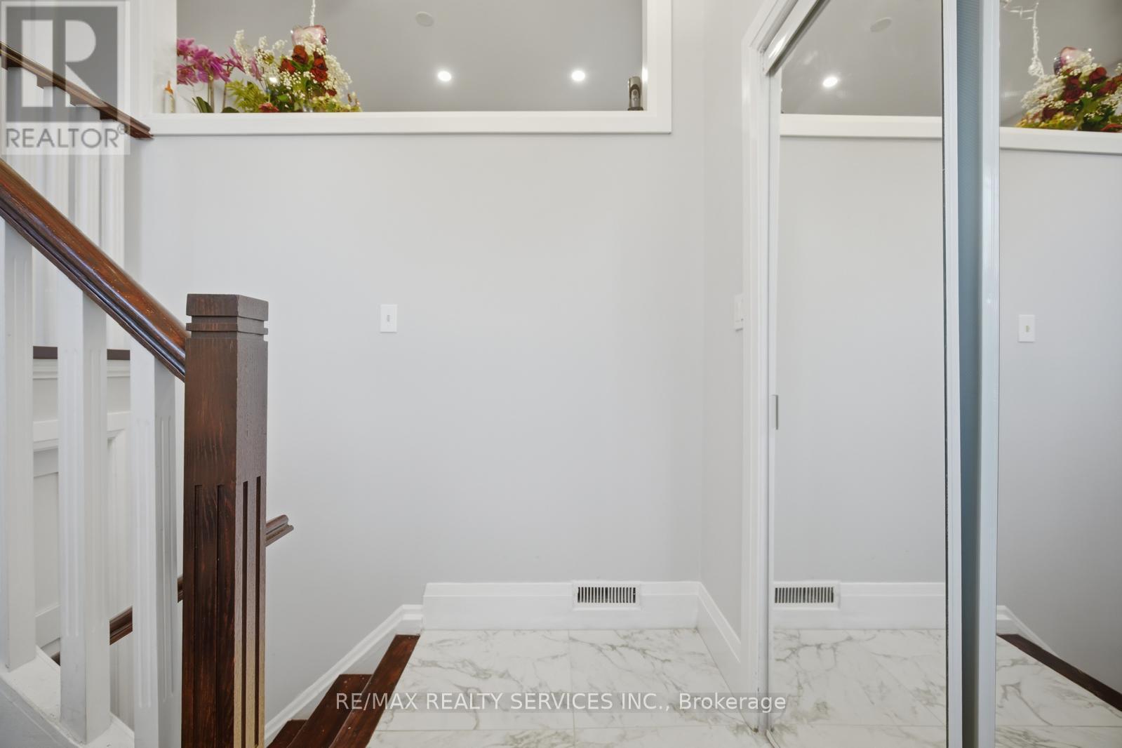 3344 Chipley Crescent, Mississauga, Ontario  L4T 2E2 - Photo 4 - W13754882