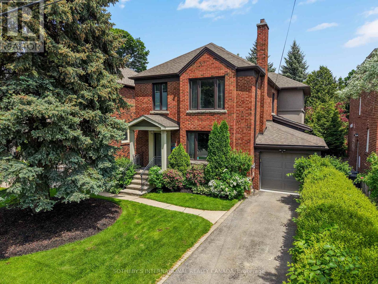 35 BELGRAVE AVENUE, Toronto, Ontario