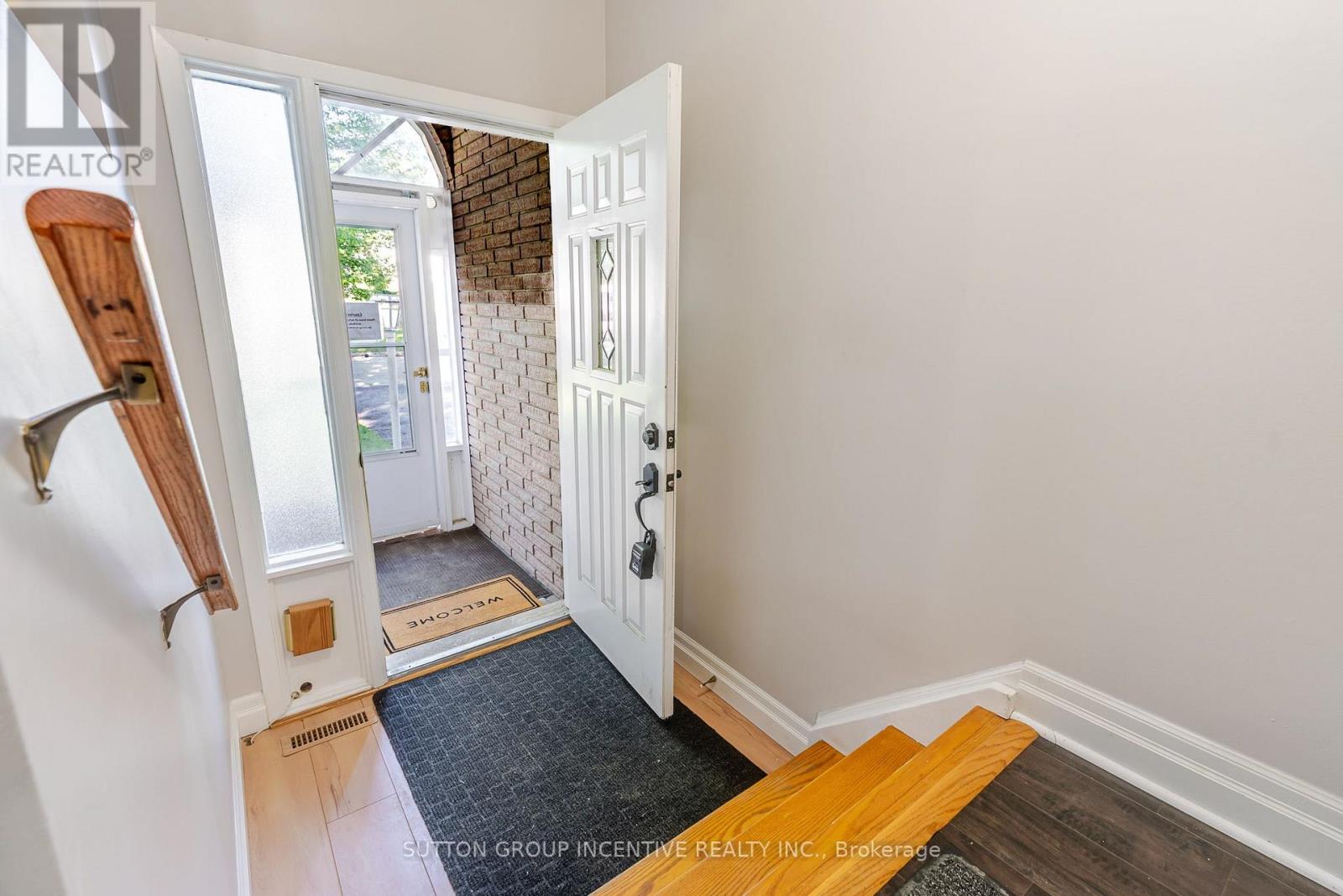 39 Carol Road, Barrie (Allandale Heights), Ontario  L4N 3P6 - Photo 4 - S13755354