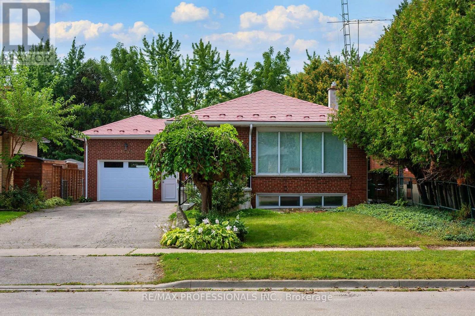 1360 Lewisham Drive, Mississauga, Ontario  L5J 3P9 - Photo 3 - W13755252