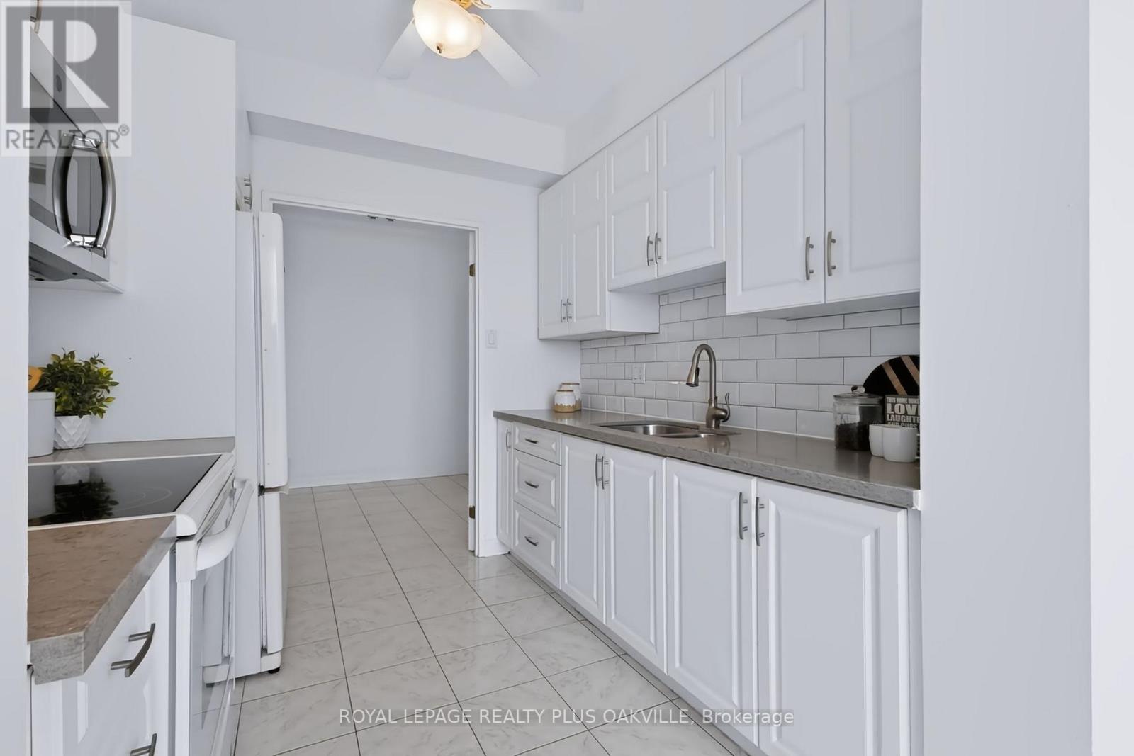 712 - 2511 Lakeshore Road W, Oakville, Ontario  L6L 6L9 - Photo 10 - W13755296