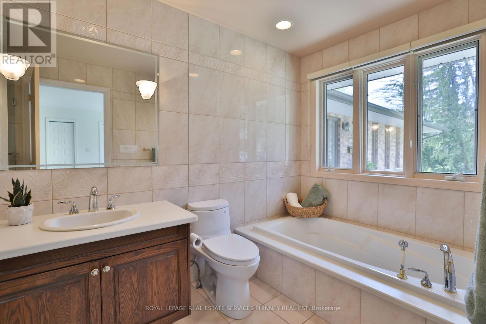 1066 Stockwell Avenue, Mississauga, Ontario  L5H 1B4 - Photo 17 - W13755370