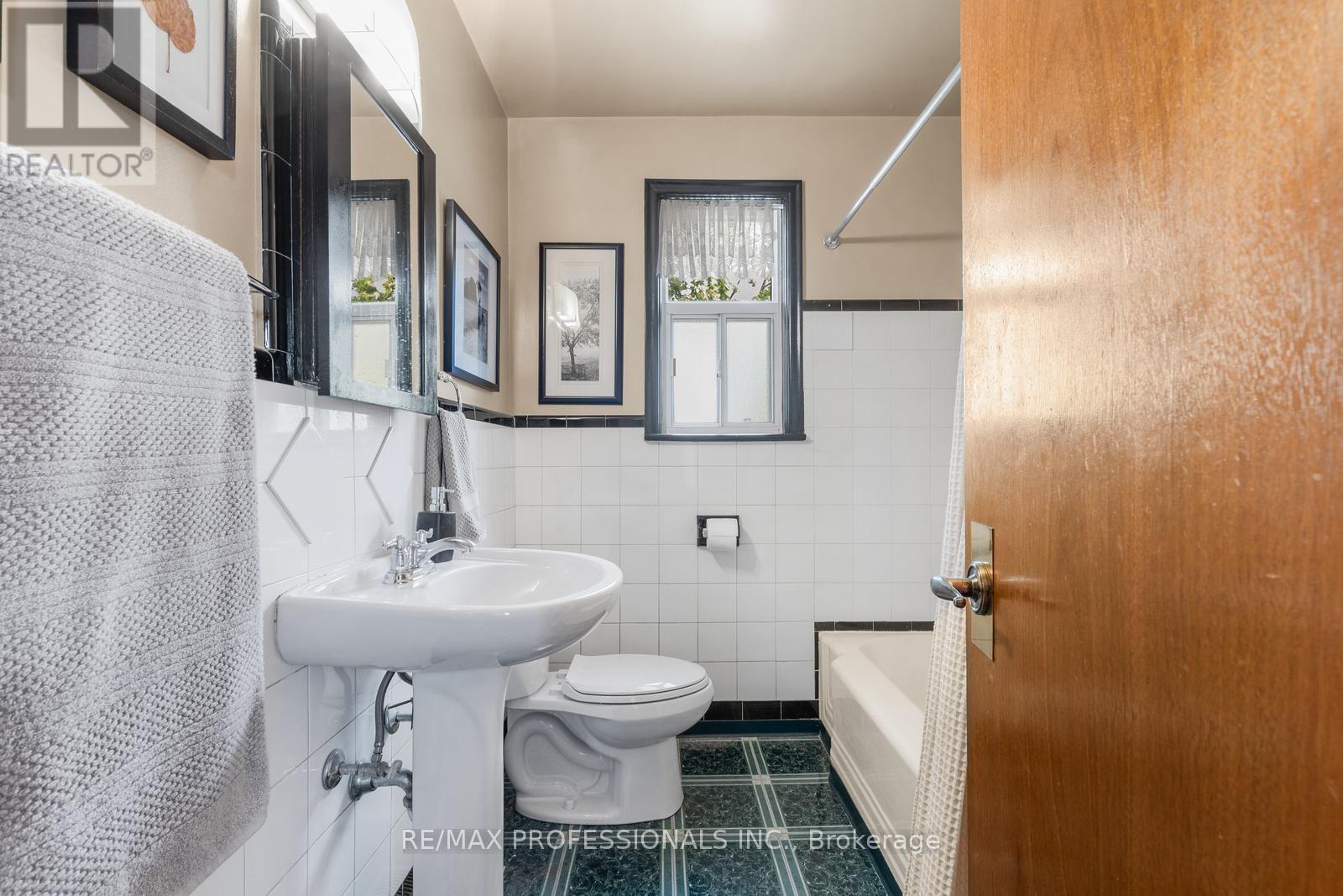 122 Treeview Drive, Toronto, Ontario  M8W 4C3 - Photo 17 - W13755400