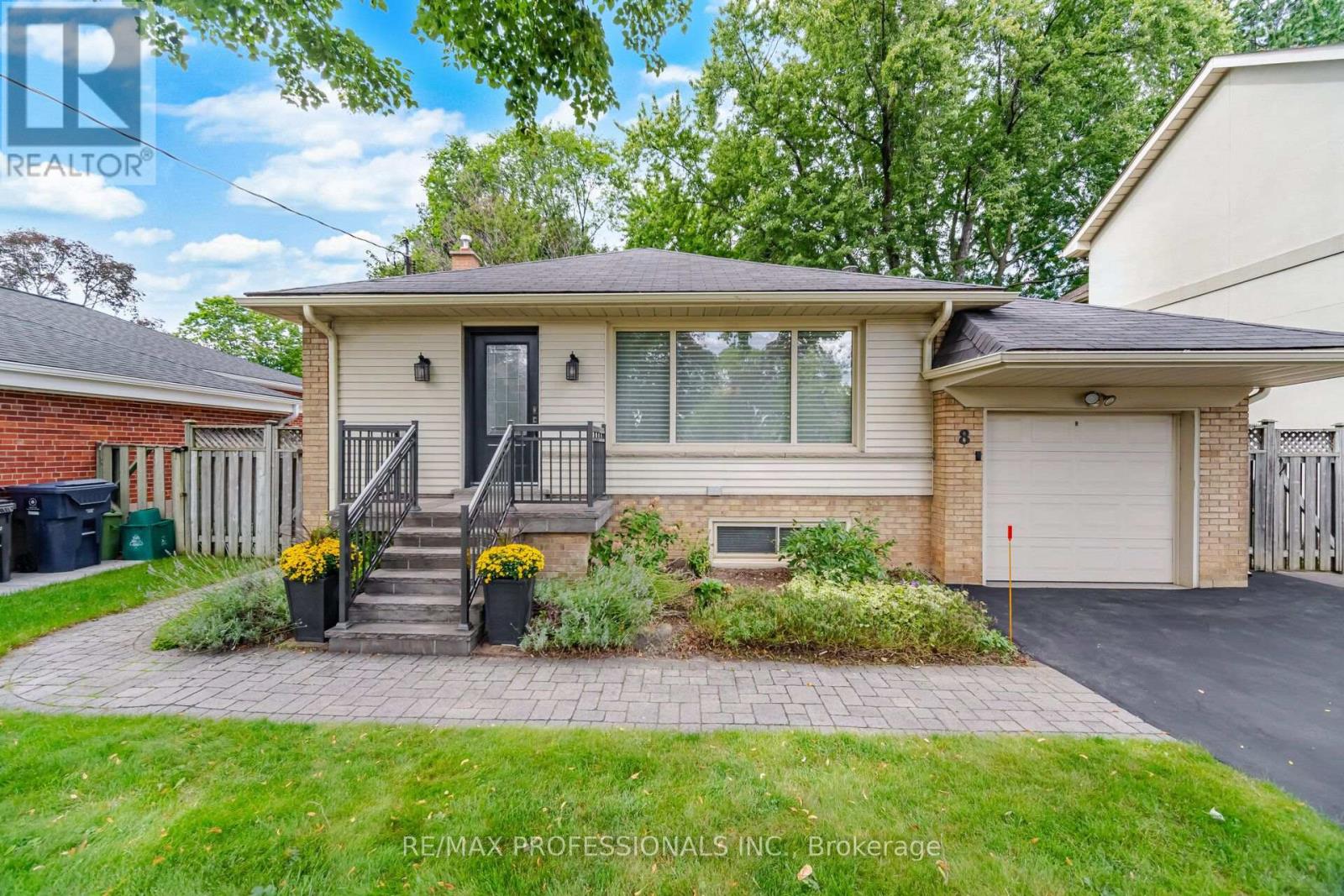 8 BEAVERBROOK AVENUE, Toronto, Ontario