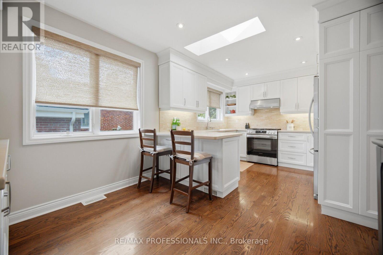 8 Beaverbrook Avenue, Toronto, Ontario M9B 2M7 - Photo 10 - W13755434