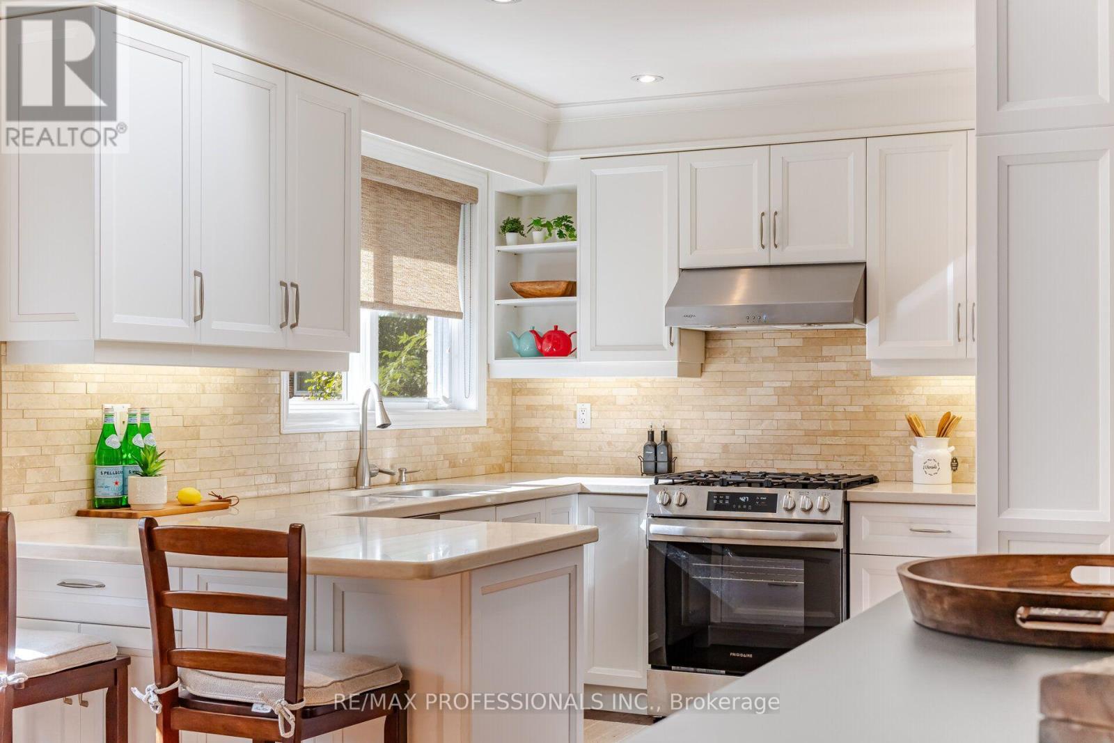 8 Beaverbrook Avenue, Toronto, Ontario M9B 2M7 - Photo 11 - W13755434