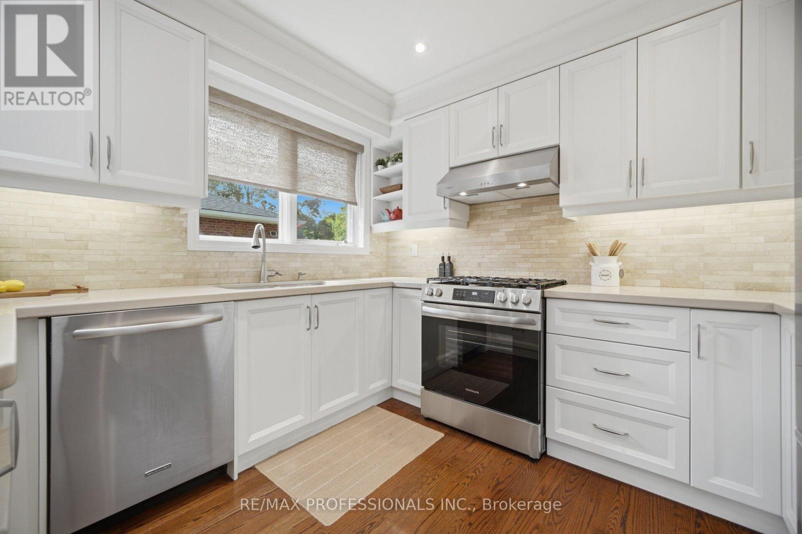 8 Beaverbrook Avenue, Toronto, Ontario M9B 2M7 - Photo 12 - W13755434
