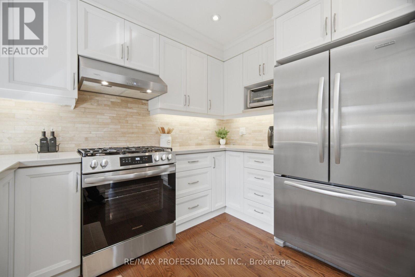 8 Beaverbrook Avenue, Toronto, Ontario M9B 2M7 - Photo 13 - W13755434
