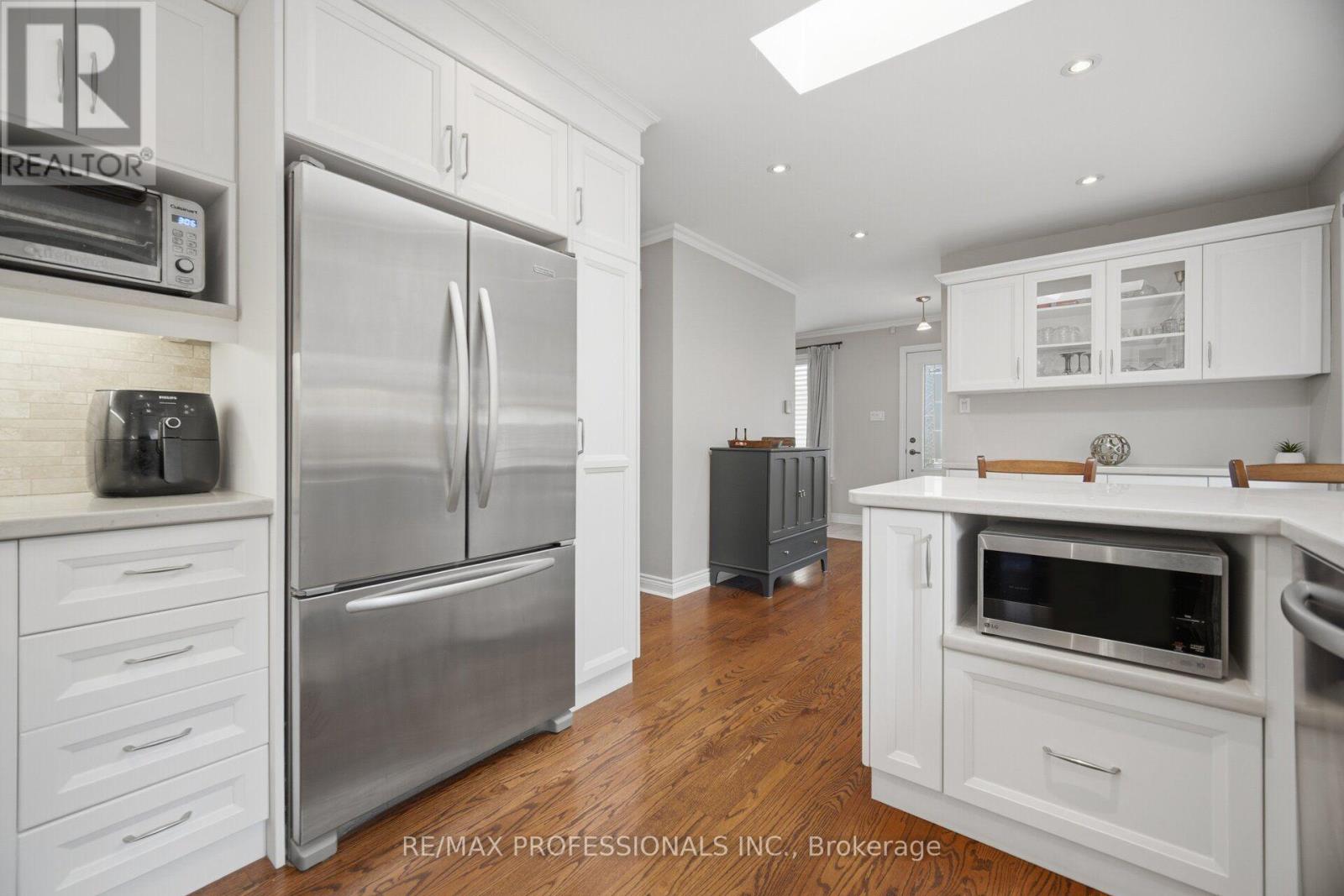 8 Beaverbrook Avenue, Toronto, Ontario M9B 2M7 - Photo 14 - W13755434