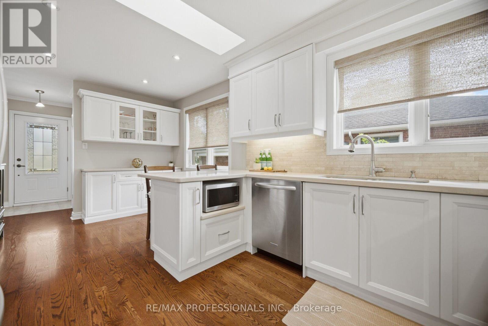 8 Beaverbrook Avenue, Toronto, Ontario M9B 2M7 - Photo 15 - W13755434