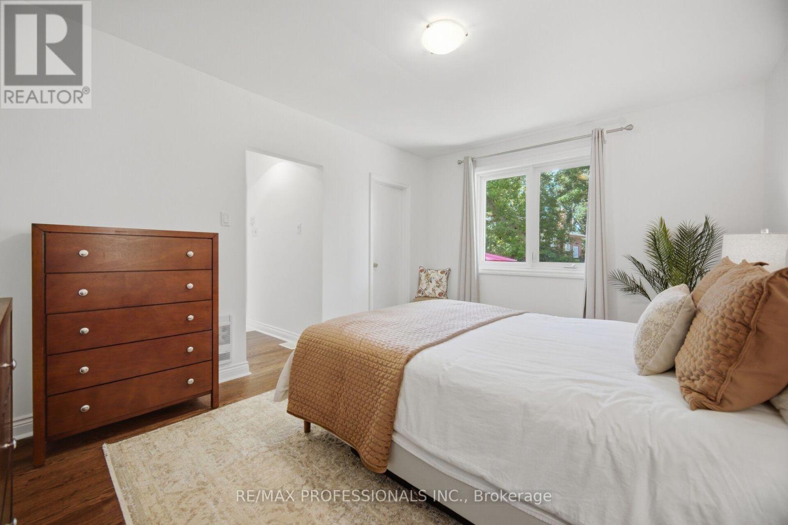 8 Beaverbrook Avenue, Toronto, Ontario M9B 2M7 - Photo 18 - W13755434