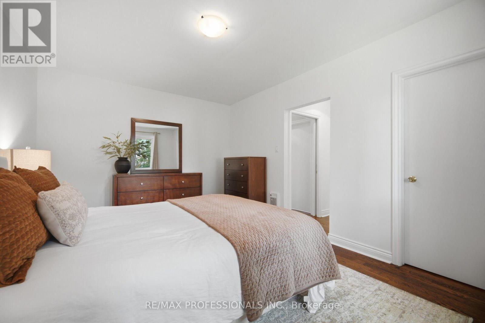 8 Beaverbrook Avenue, Toronto, Ontario M9B 2M7 - Photo 19 - W13755434