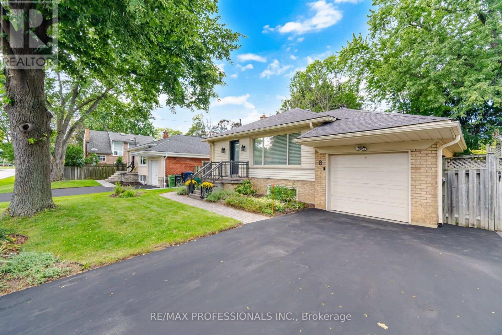 8 Beaverbrook Avenue, Toronto, Ontario M9B 2M7 - Photo 2 - W13755434