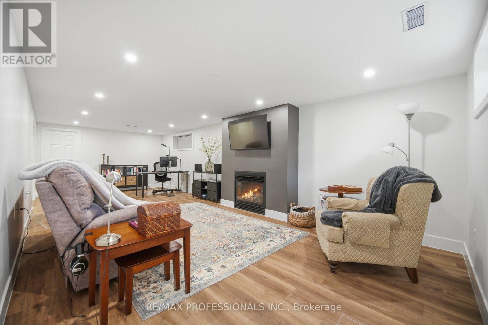 8 Beaverbrook Avenue, Toronto, Ontario M9B 2M7 - Photo 25 - W13755434