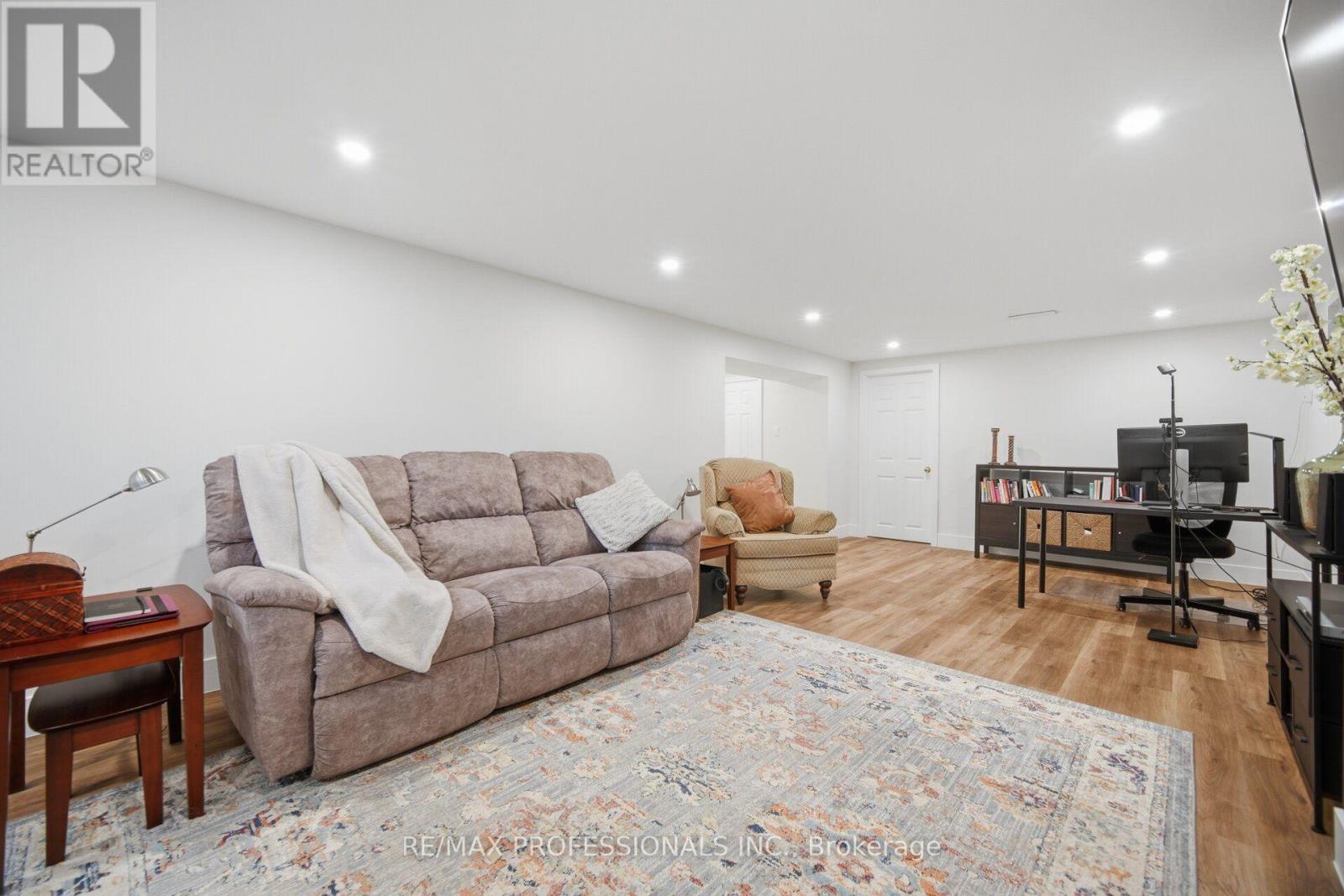8 Beaverbrook Avenue, Toronto, Ontario M9B 2M7 - Photo 28 - W13755434