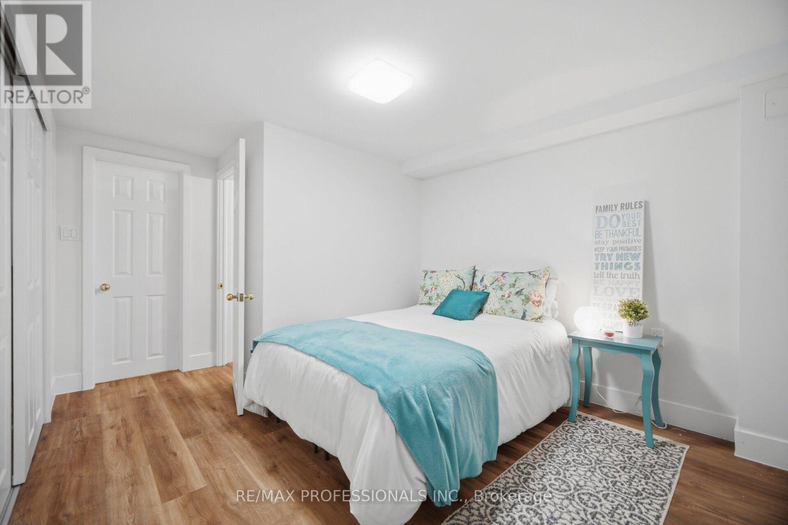 8 Beaverbrook Avenue, Toronto, Ontario M9B 2M7 - Photo 33 - W13755434