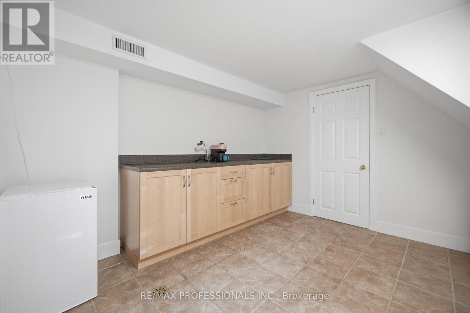 8 Beaverbrook Avenue, Toronto, Ontario M9B 2M7 - Photo 37 - W13755434