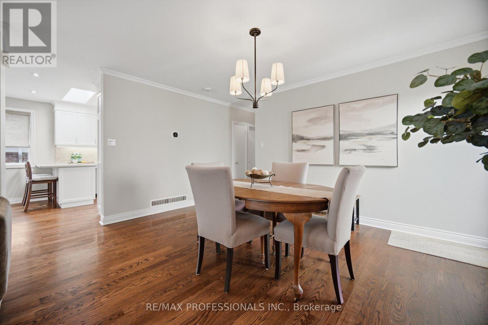 8 Beaverbrook Avenue, Toronto, Ontario M9B 2M7 - Photo 6 - W13755434