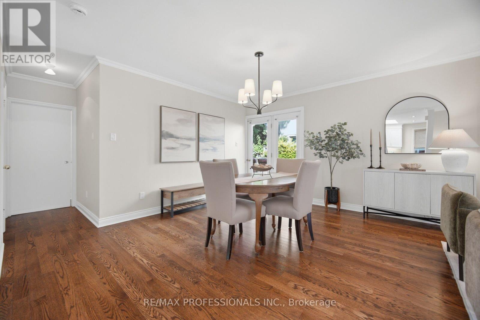8 Beaverbrook Avenue, Toronto, Ontario M9B 2M7 - Photo 7 - W13755434