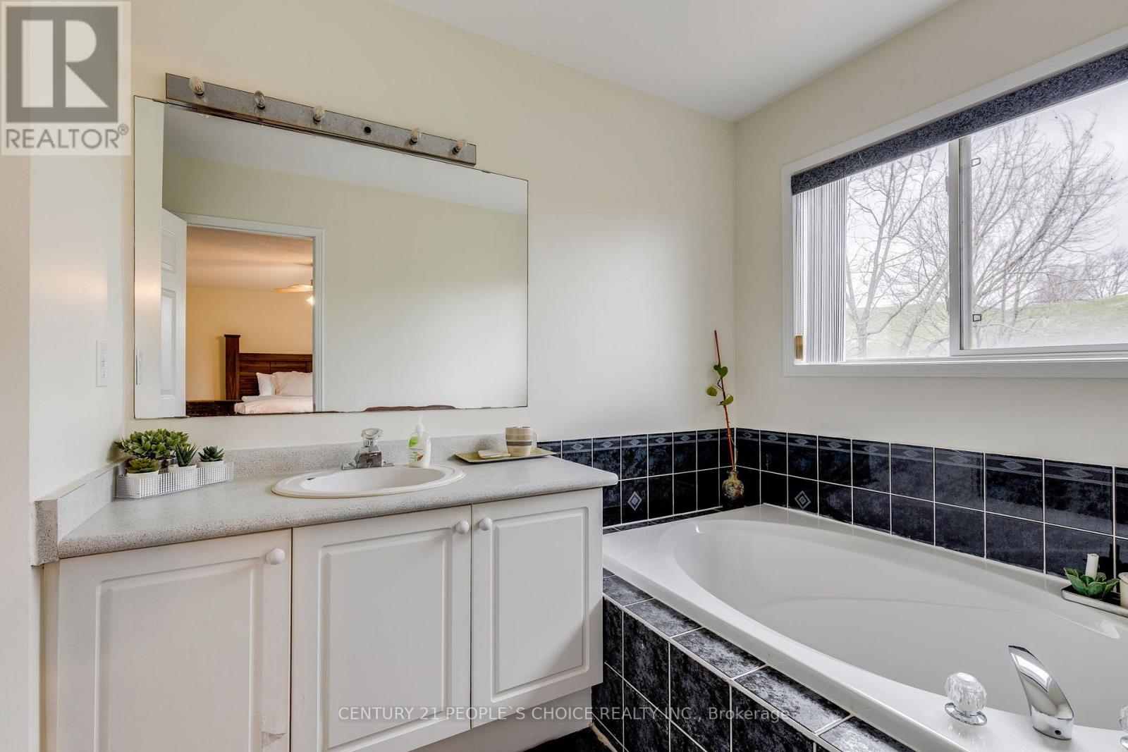 5677 Condor Place, Mississauga, Ontario  L5V 2J4 - Photo 28 - W13755572