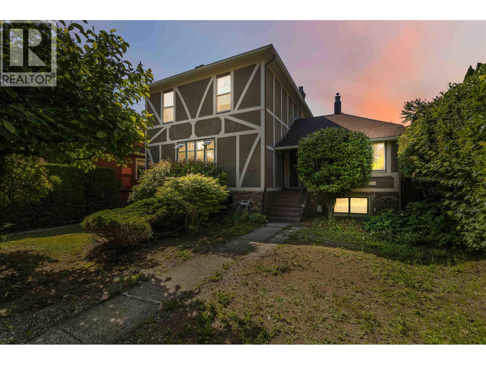 205 Fourth Avenue, New Westminster, British Columbia  V3L 1N5 - Photo 2 - R3162257