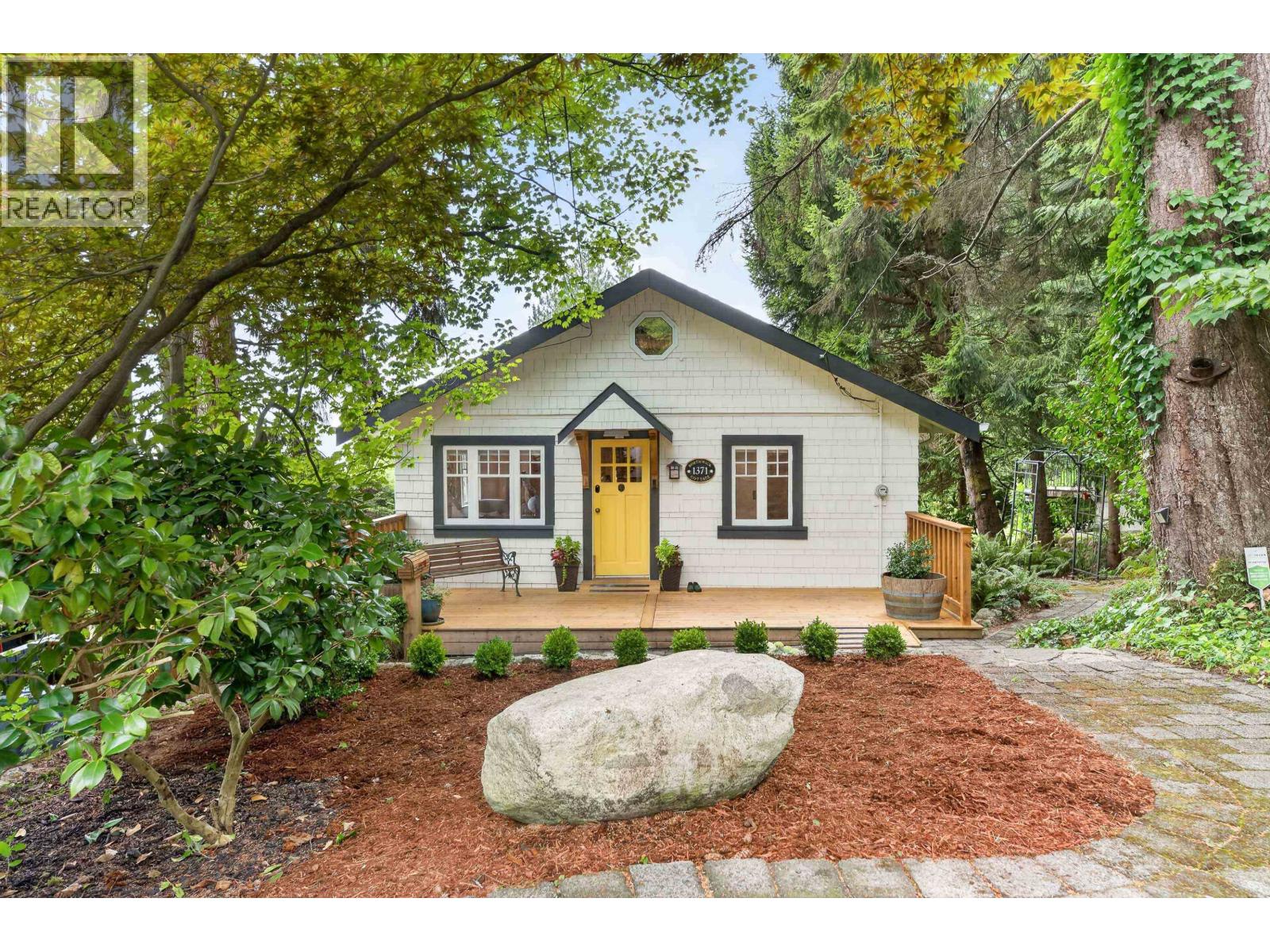 1371 Borthwick Road, North Vancouver, British Columbia  V7K 1X9 - Photo 2 - R3162299