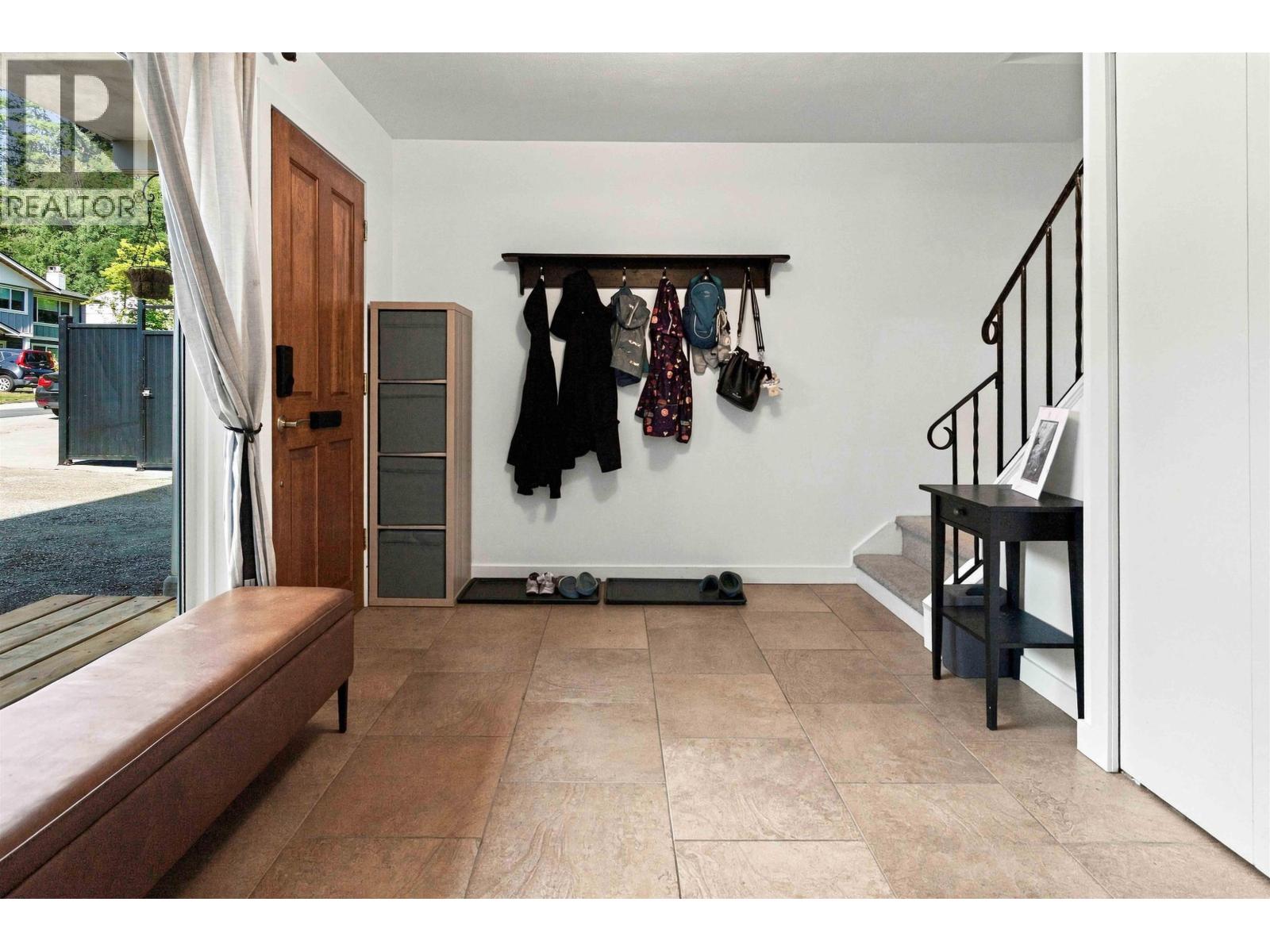 2285 Tompkins Crescent, North Vancouver, British Columbia  V7H 2E2 - Photo 3 - R3162317