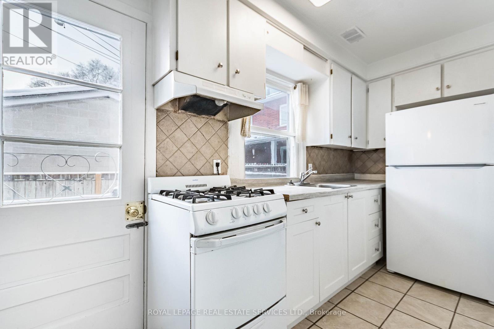 740 Lansdowne Avenue, Toronto, Ontario M6H 3Y8 - Photo 3 - W13755698