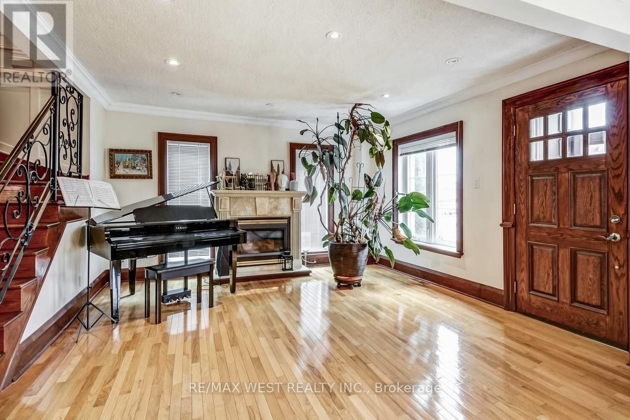 15 Wendover Road, Toronto, Ontario  M8X 2L1 - Photo 2 - W13711208