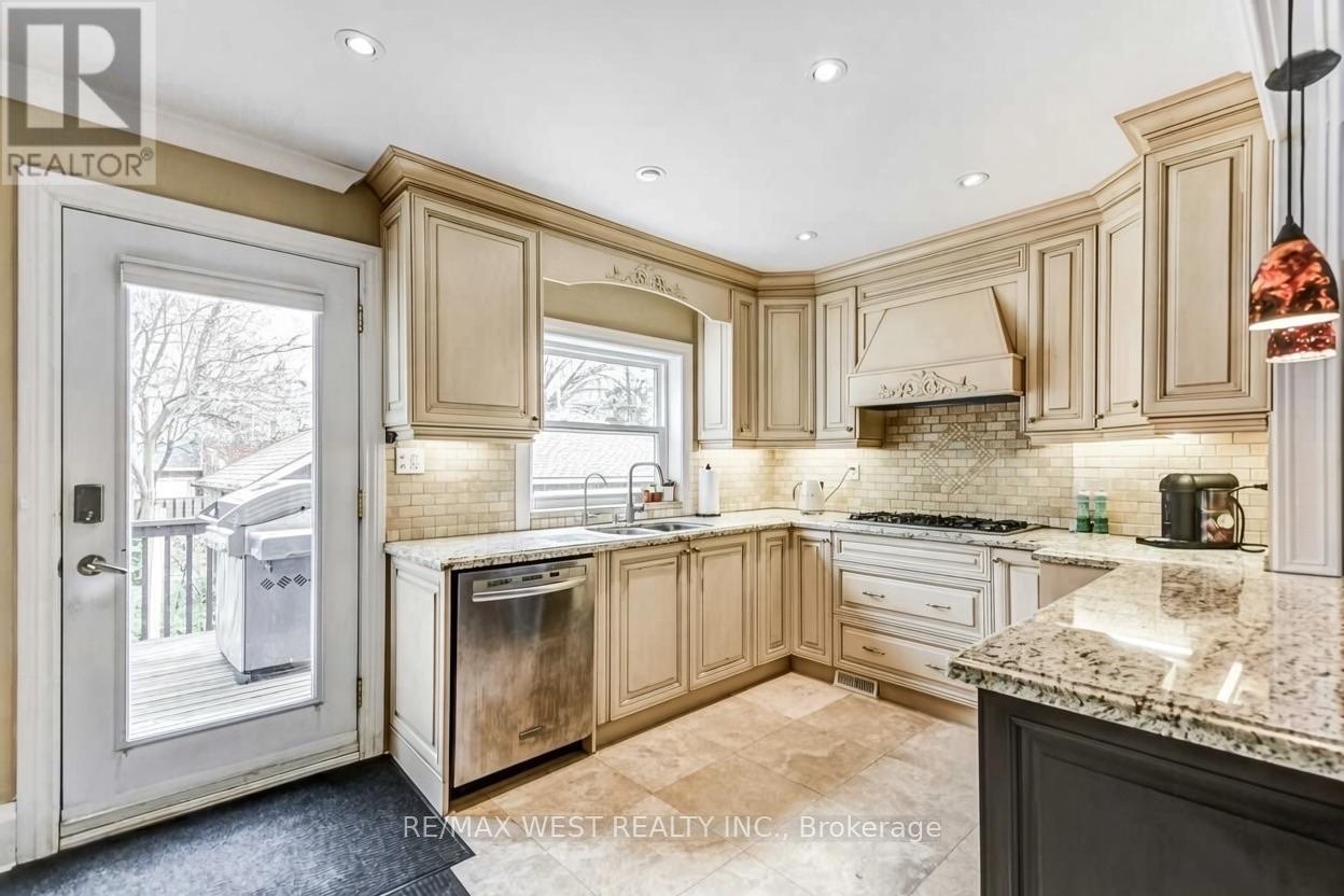 15 Wendover Road, Toronto, Ontario  M8X 2L1 - Photo 7 - W13711208