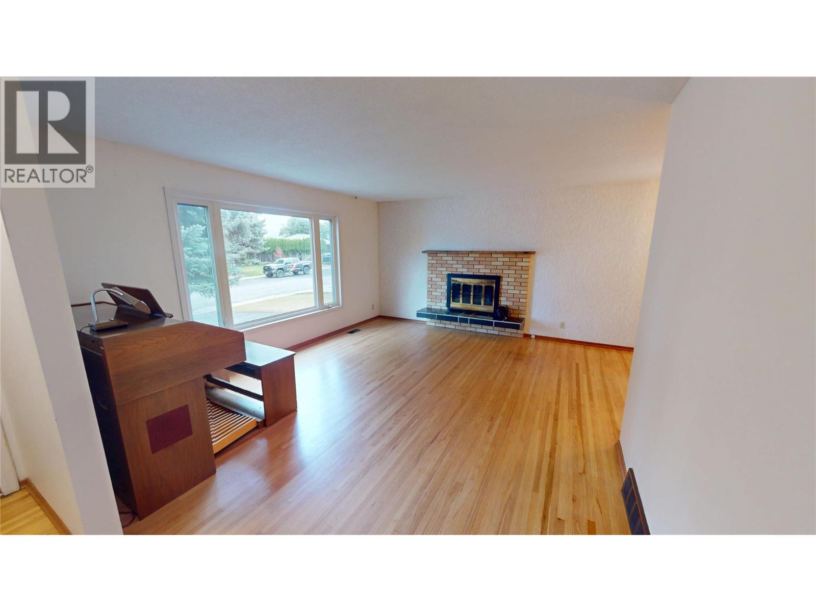 301 9th Street S, Cranbrook, British Columbia V1C 1R2 - Photo 3 - 10400085