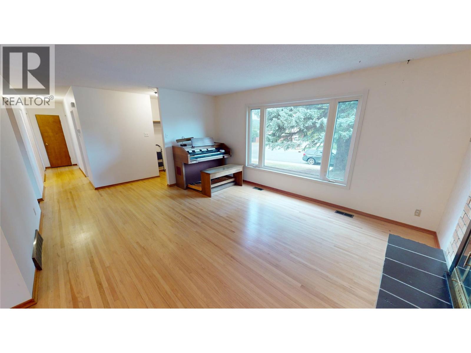 301 9th Street S, Cranbrook, British Columbia V1C 1R2 - Photo 5 - 10400085