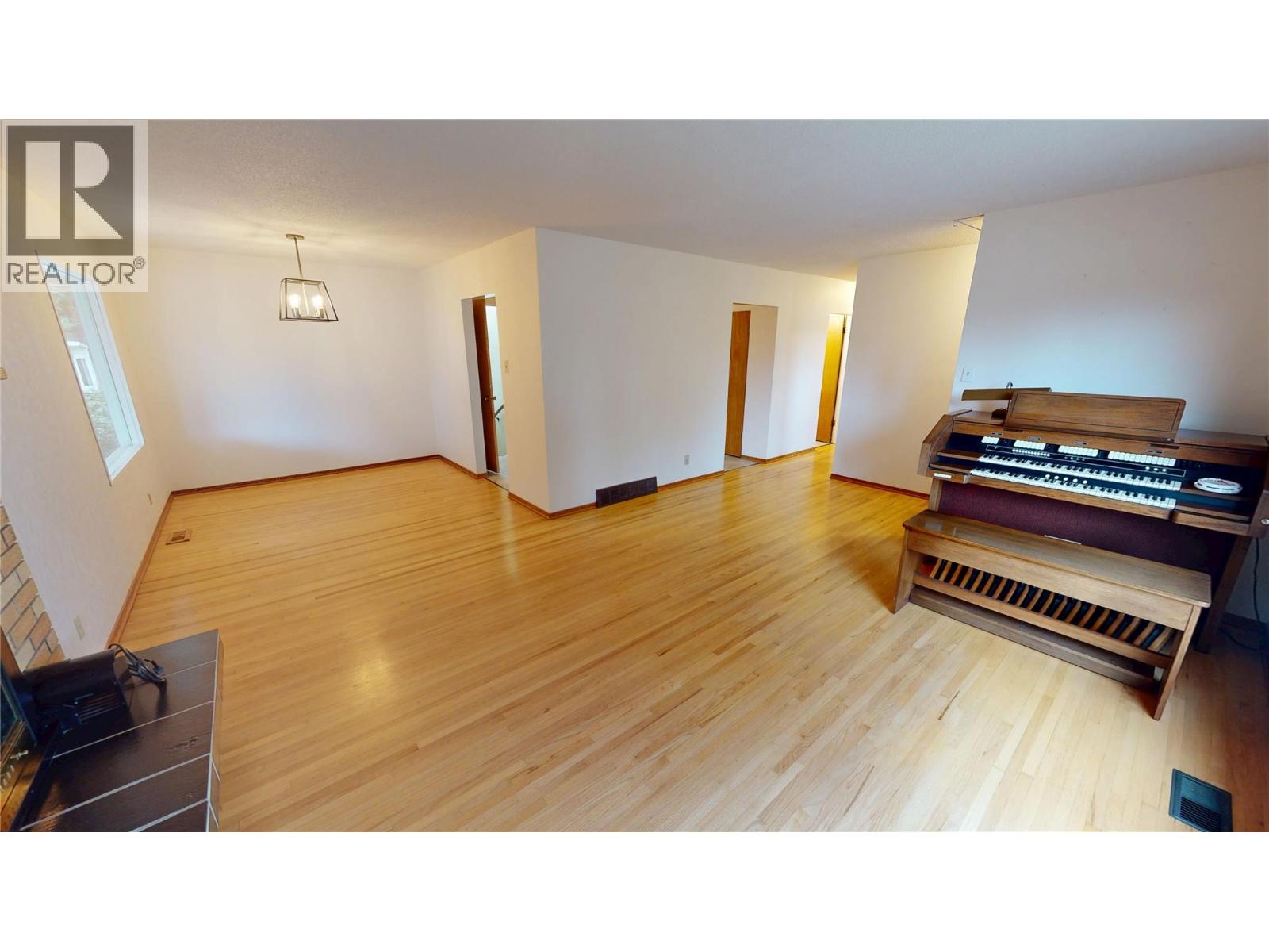301 9th Street S, Cranbrook, British Columbia V1C 1R2 - Photo 6 - 10400085