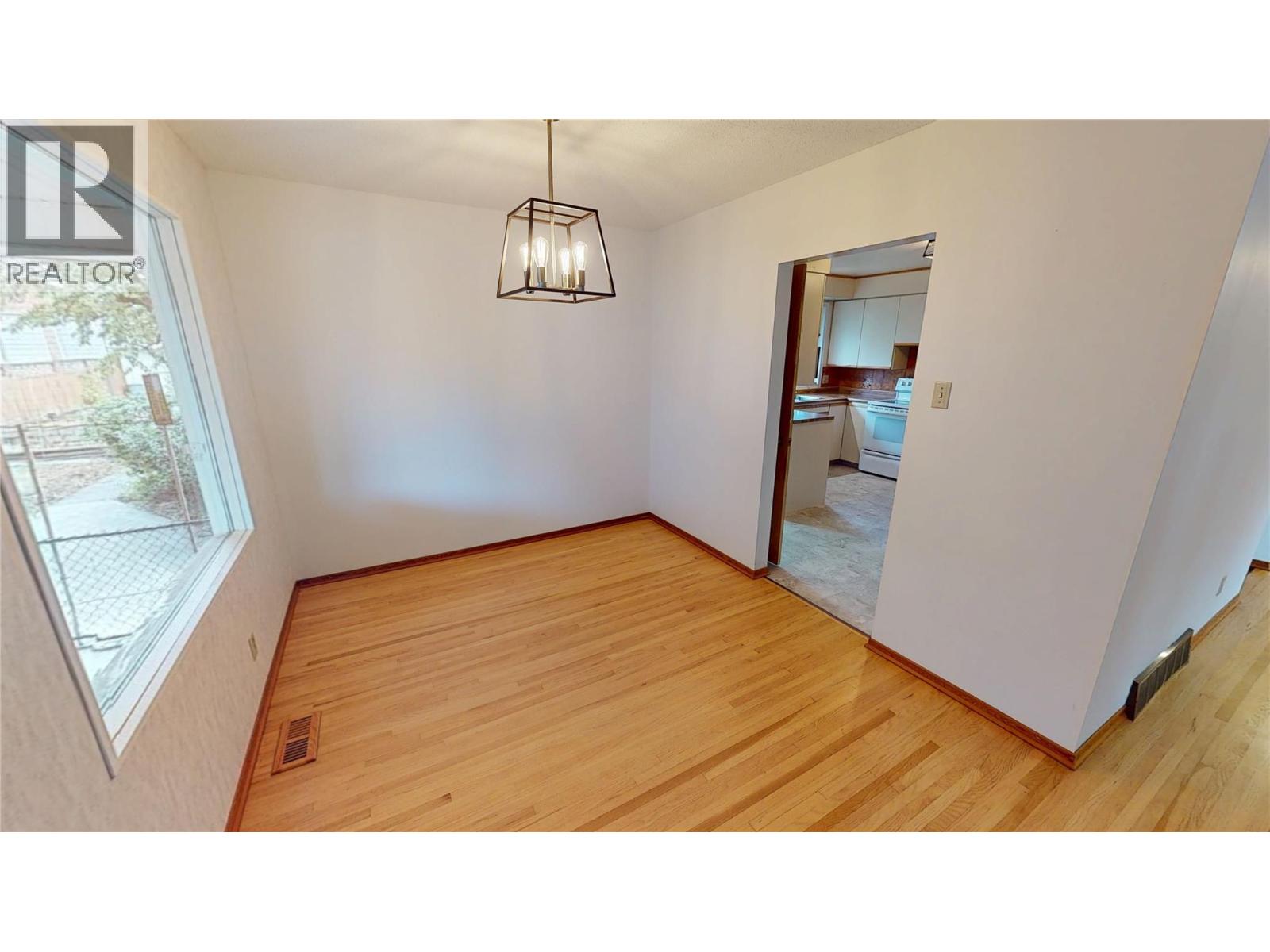 301 9th Street S, Cranbrook, British Columbia V1C 1R2 - Photo 7 - 10400085
