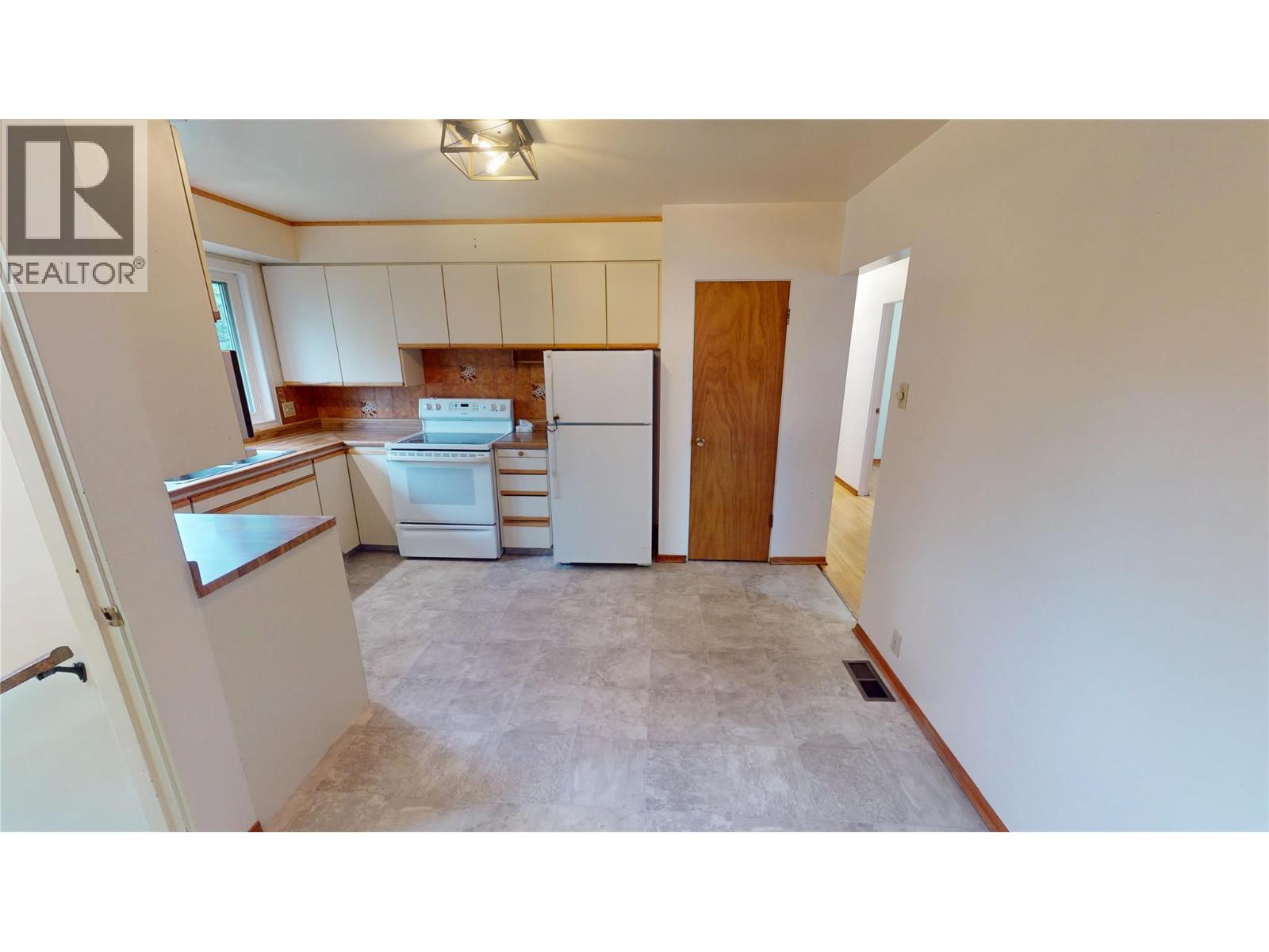 301 9th Street S, Cranbrook, British Columbia V1C 1R2 - Photo 8 - 10400085