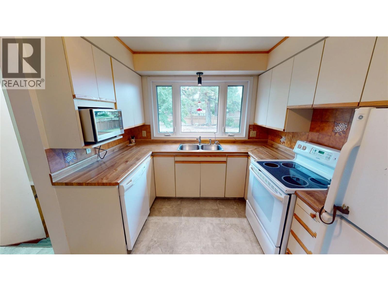 301 9th Street S, Cranbrook, British Columbia V1C 1R2 - Photo 9 - 10400085