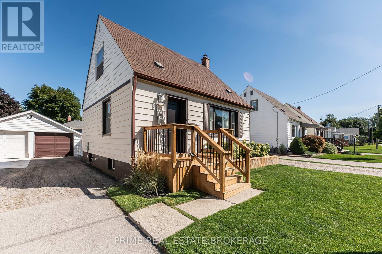 8 Pine Street, St. Thomas, Ontario  N5R 1L9 - Photo 3 - X13755826