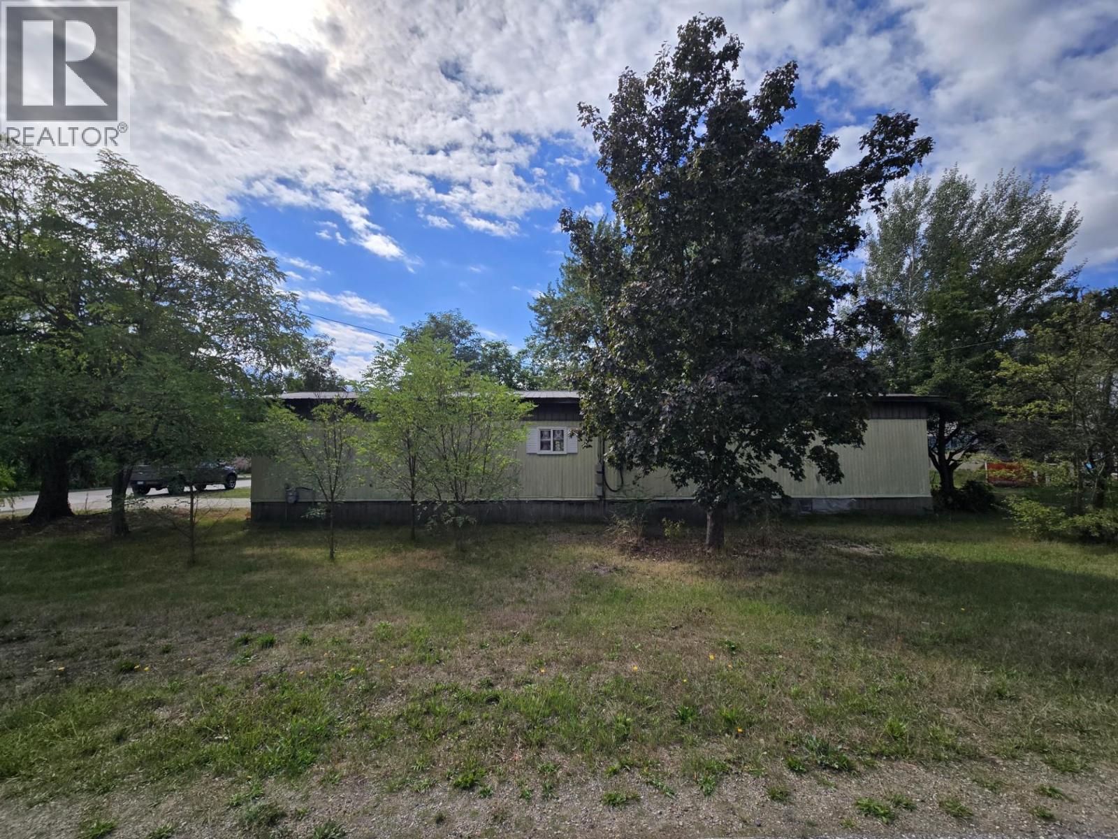 300 3rd Avenue, Castlegar, British Columbia V1N 2A6 - Photo 2 - 10384861