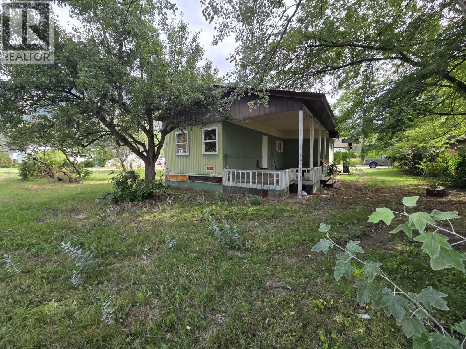300 3rd Avenue, Castlegar, British Columbia V1N 2A6 - Photo 4 - 10384861