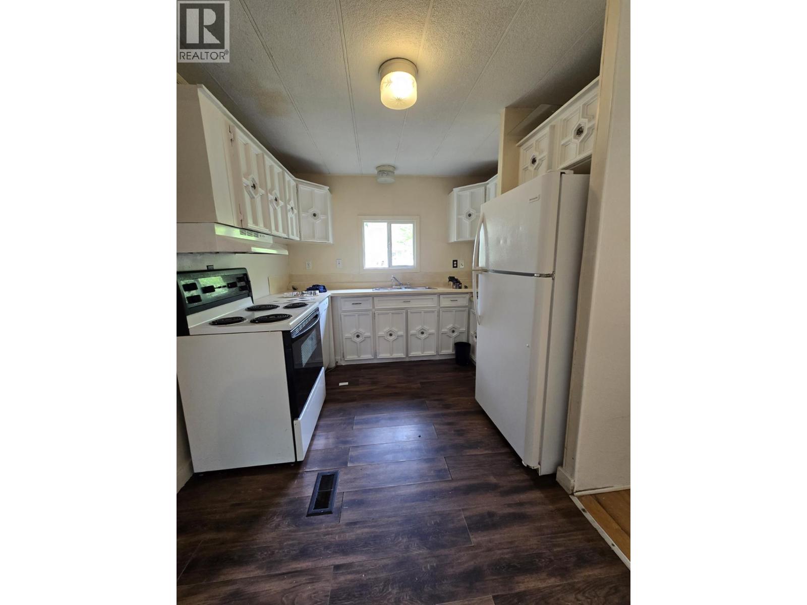 300 3rd Avenue, Castlegar, British Columbia V1N 2A6 - Photo 9 - 10384861