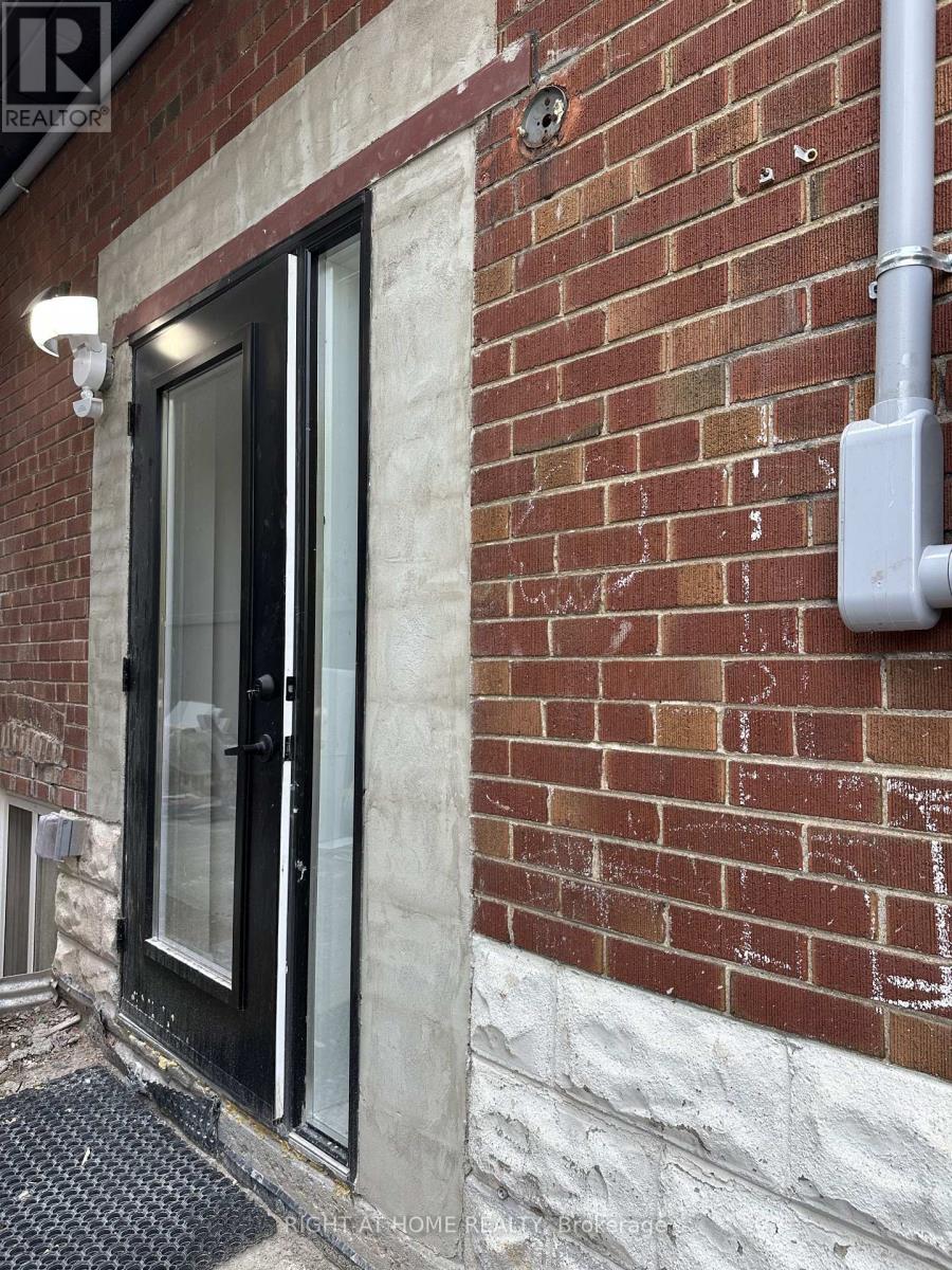 16 Glenside Avenue, Toronto, Ontario  M4L 2T5 - Photo 1 - E13755844