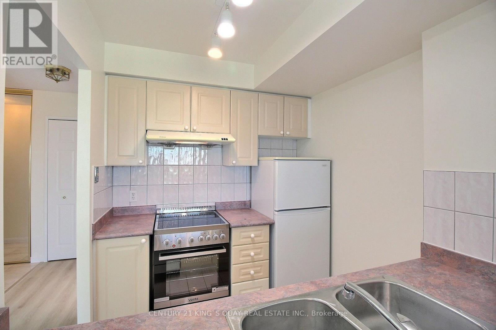 1701 - 8 Lee Centre Drive, Toronto, Ontario  M1H 3H8 - Photo 5 - E13755884