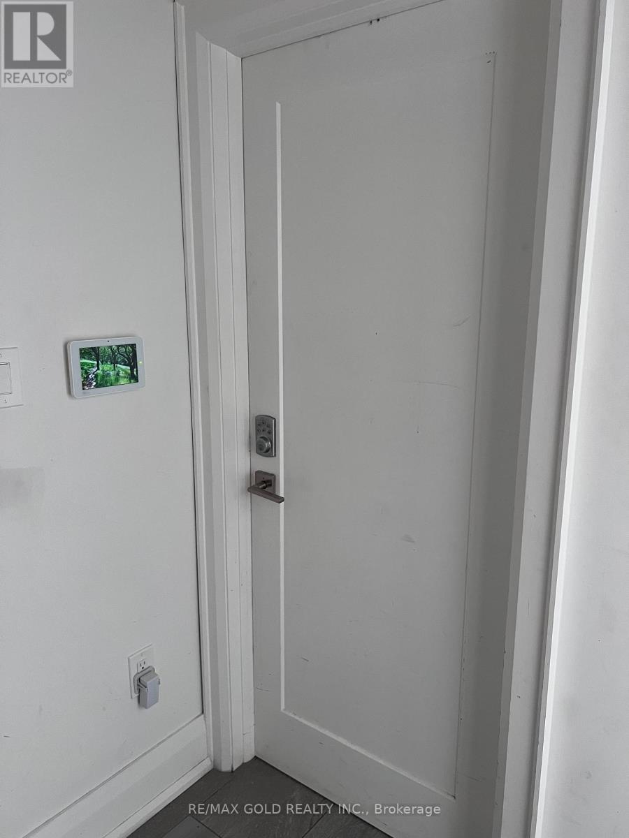 Studio - 2215 Danforth Avenue, Toronto, Ontario  M4C 1K4 - Photo 10 - E13755928