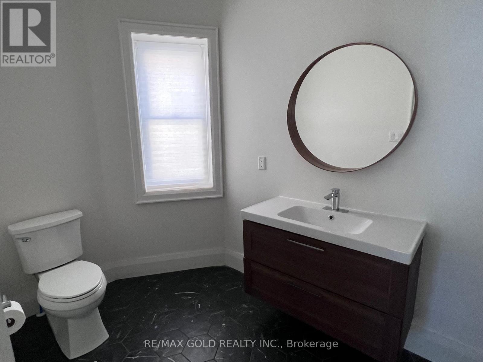 Studio - 2215 Danforth Avenue, Toronto, Ontario  M4C 1K4 - Photo 8 - E13755928