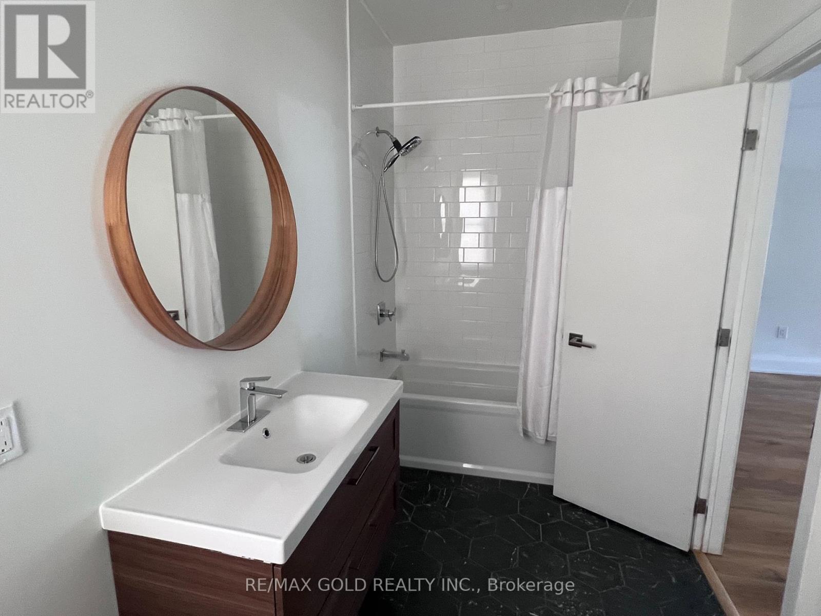 Studio - 2215 Danforth Avenue, Toronto, Ontario  M4C 1K4 - Photo 9 - E13755928