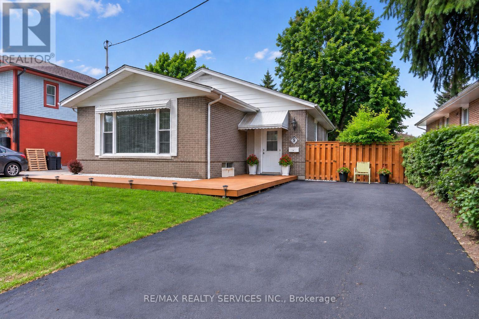 8 LENECK AVENUE, Brampton, Ontario