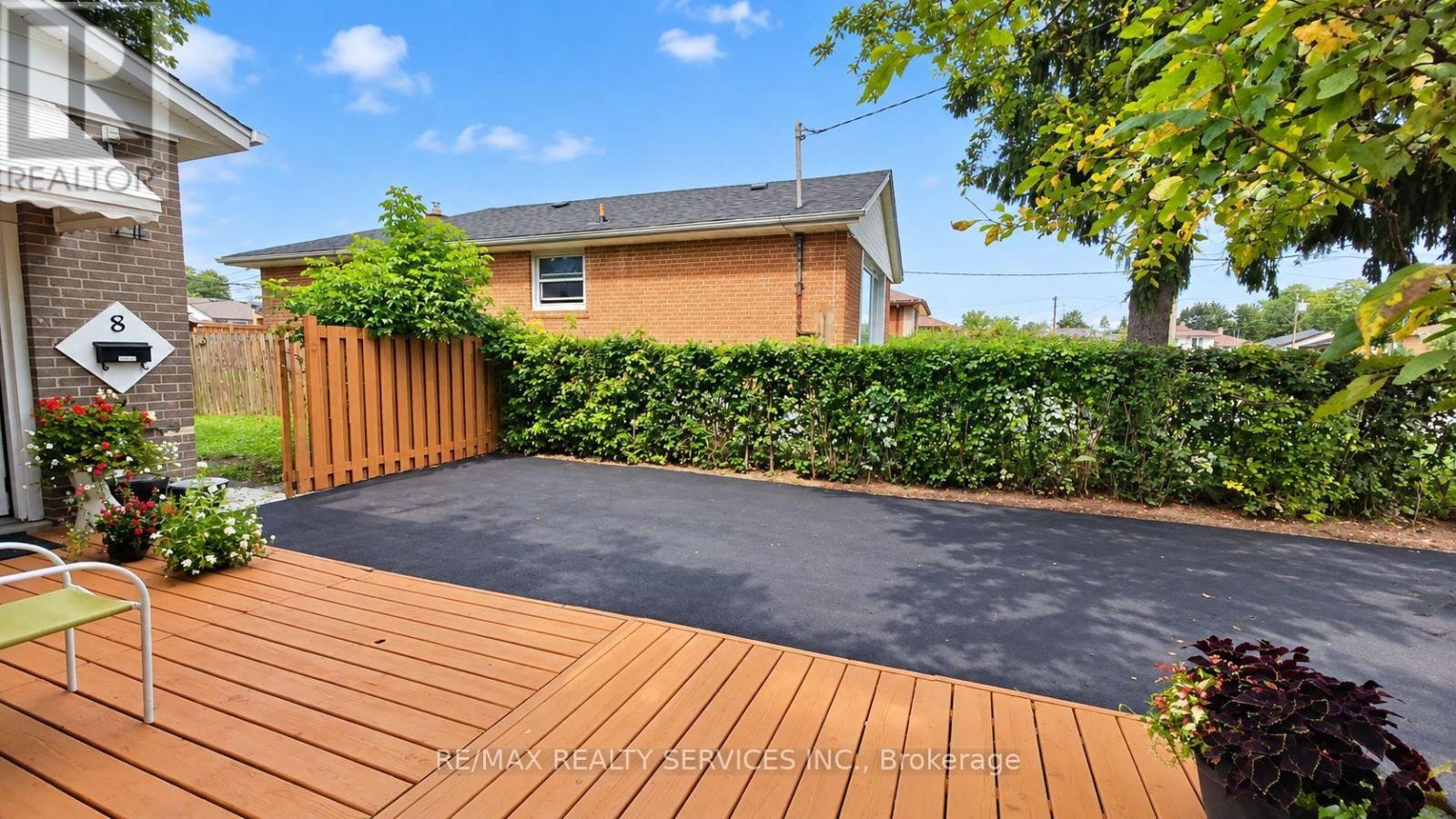 8 Leneck Avenue, Brampton, Ontario  L6X 2A7 - Photo 4 - W13754666